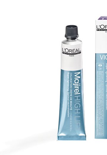 Fioletowa farba do włosów L’Oréal w tubie i pudełku, na białym tle.